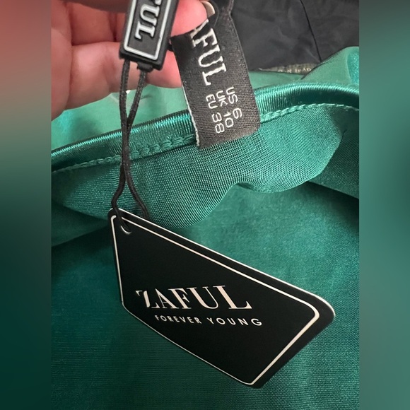 NWT Zaful emerald green satin spaghetti strap slip dress
Droop neckline Size 6 - Picture 9 of 9